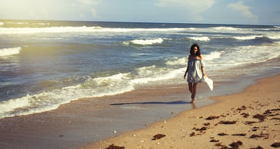 女人站在海滨

